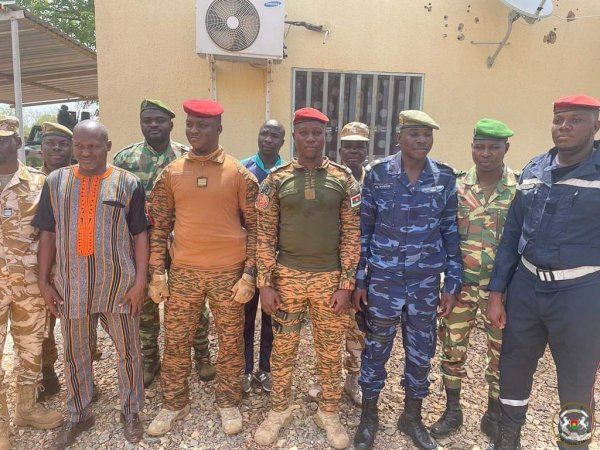 Détachement militaire de Boromo : le Chef de l’Etat félicite et encourage les forces de défense et de sécurité 