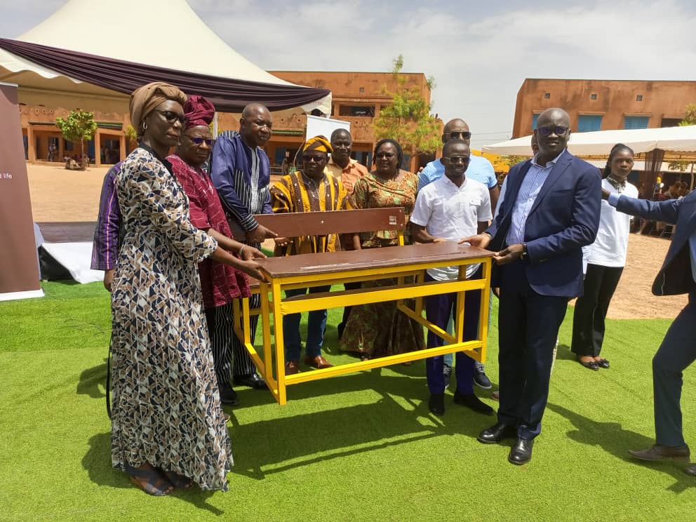Éducation au Burkina : Nestlé offre 250 tables-bancs écologiques à l’école primaire publique Kossyam 