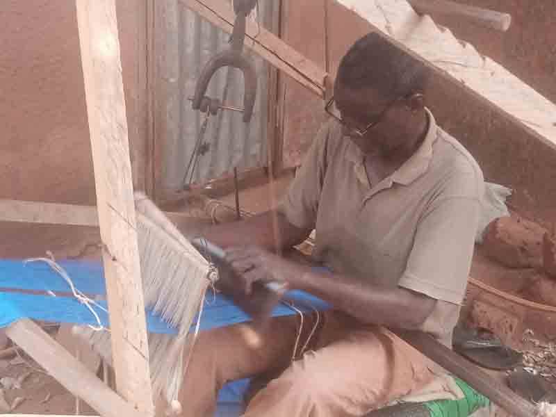 Tissage de pagne : Un métier générationnel mais surtout passionnant pour Seydou Kalifa Dembélé, tisserand du Burkina