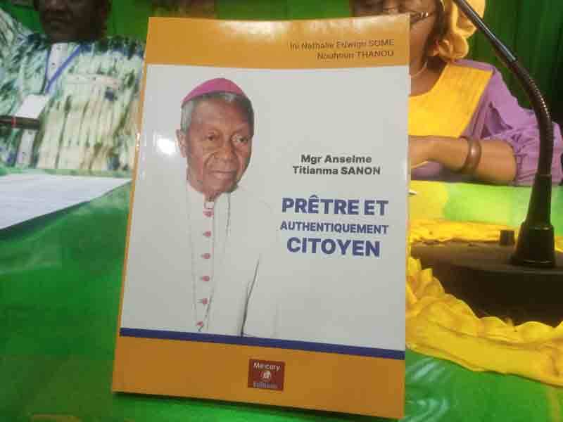 Littérature : L’œuvre « Mgr Anselme Titianma Sanon, Prêtre et authentiquement citoyen » dédicacée à la SNC 2023 