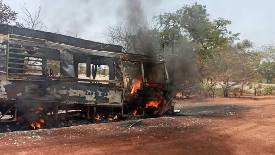 Burkina/Boucle du Mouhoun : Un car de transport prend feu à Solenzo