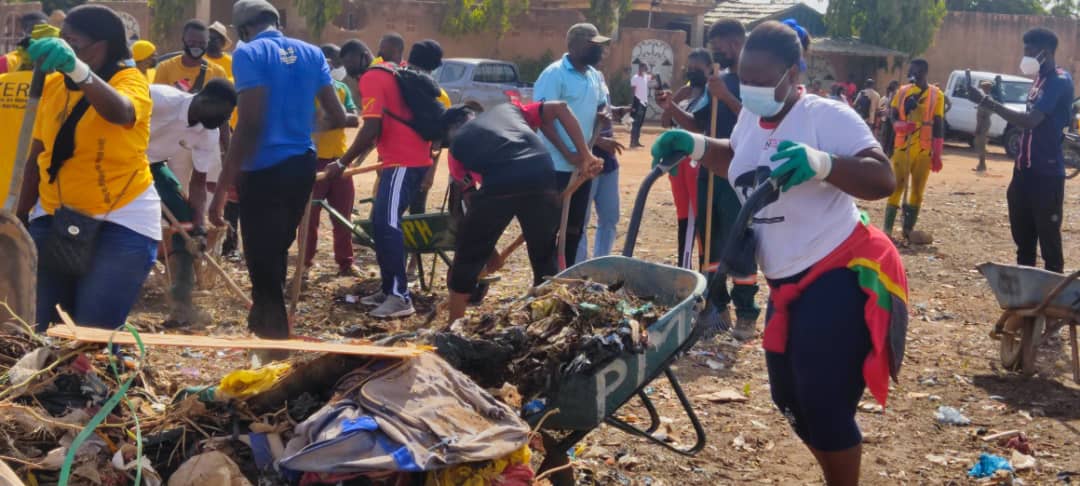 Arrondissement 6 de Ouagadougou : L’association « Agir utile, être utile » mène une opération de salubrité