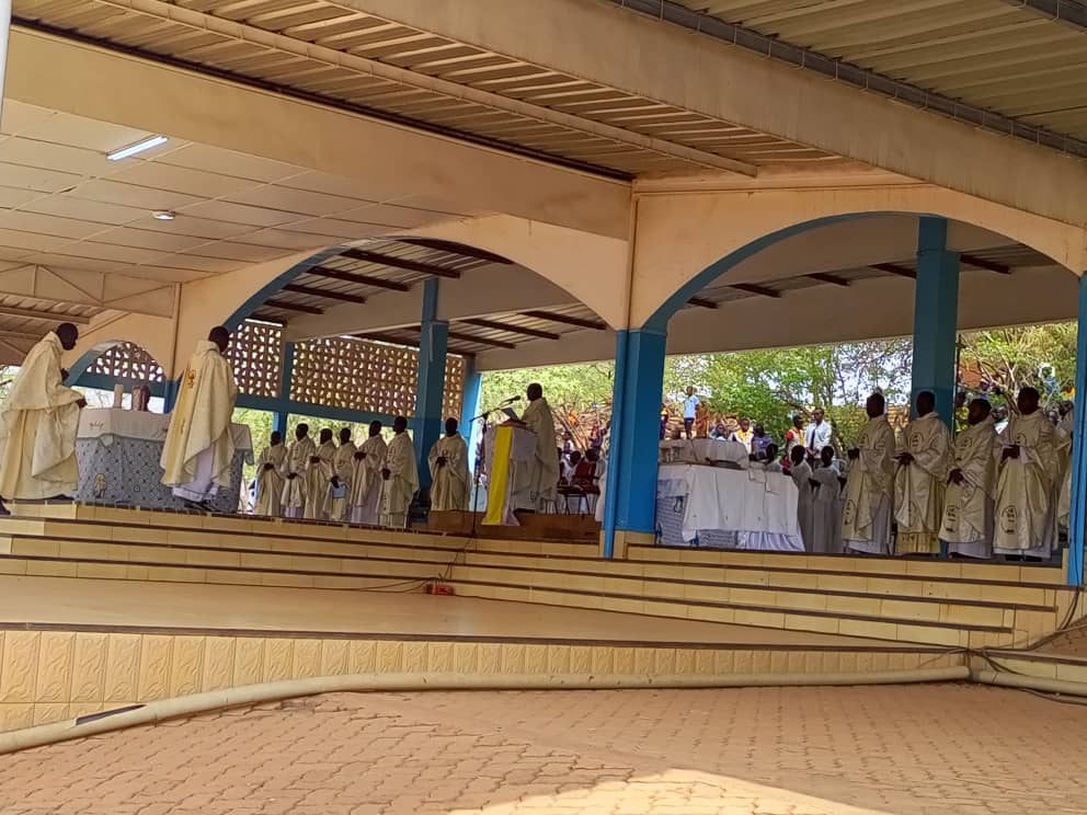 Pèlerinage diocésain de l’enfance : Des milliers d’enfants prient pour la paix au Burkina 