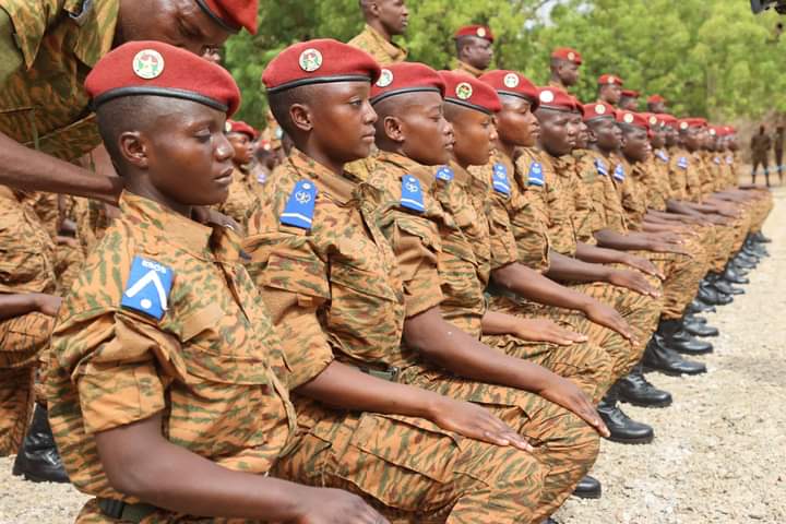 Sous-officiers spécialistes : Les élèves de la 11e promotion reçoivent leurs galons de sergent