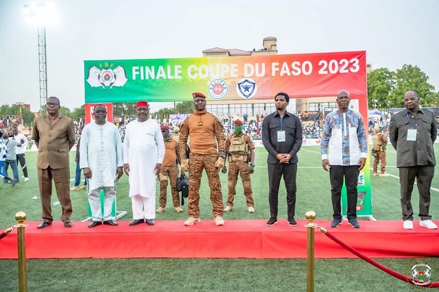 36e édition de la Coupe du Faso : Le Président de la Transition remet le trophée au capitaine de l’EFO, équipe vainqueur 