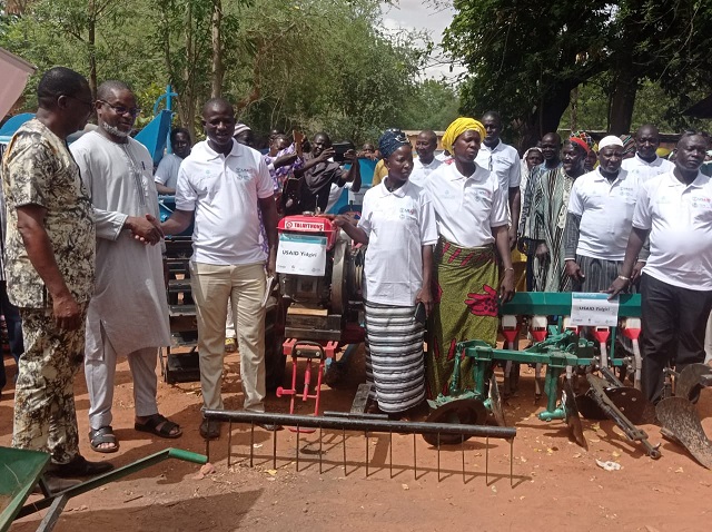 Burkina Faso : Le projet USAID Yidgiri offre du matériel agricole à des producteurs