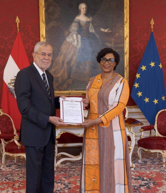 Burkina Faso - Autriche : Son Excellence Madame Maïmounata OUATTARA présente ses lettres de créance au président autrichien