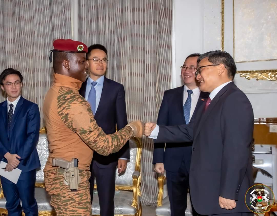 Coopération sino-burkinabè : Le Chef de l’Etat échange avec le Représentant spécial du gouvernement chinois pour les affaires africaines.