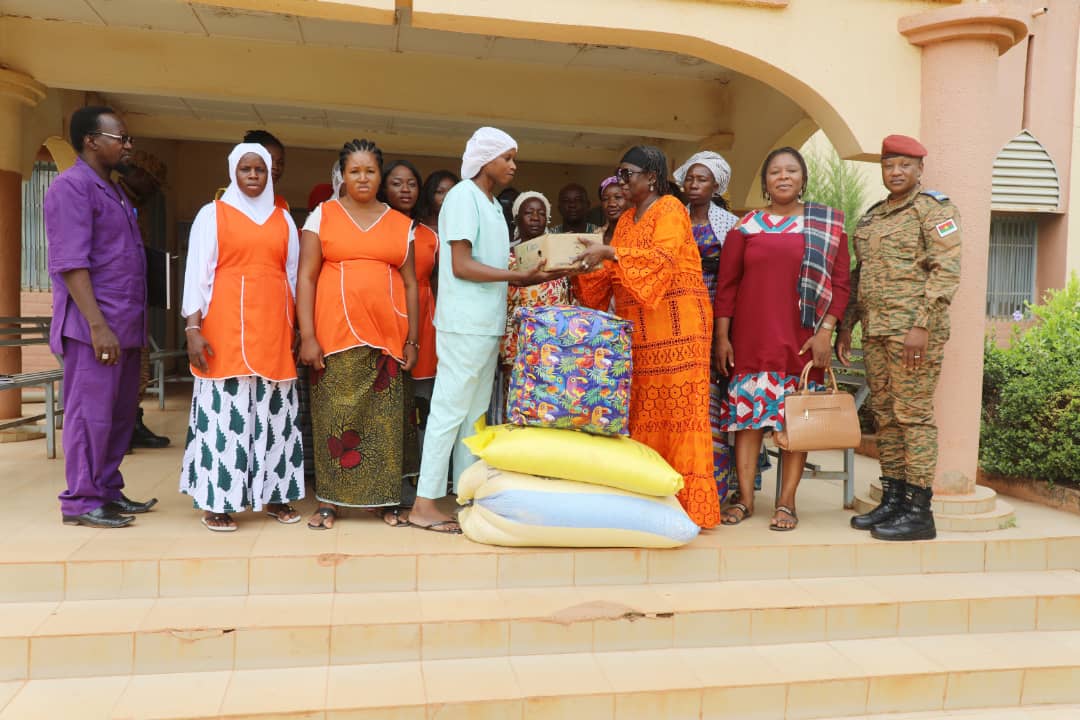 Burkina / Solidarité : La fondation Lucie Kaboré-Traoré offre des vivres aux veuves et orphelins des forces de défense et de sécurité 