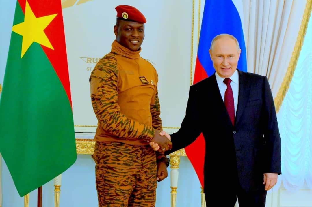 Coopération Burkina Faso-Russie : séance de travail entre le capitaine Ibrahim TRAORE et Vladimir POUTINE au Palais Constantin