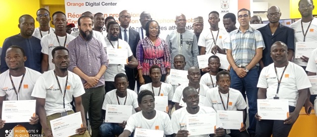 Orange Digital Center : 28 jeunes formés en réparation de téléphones mobiles