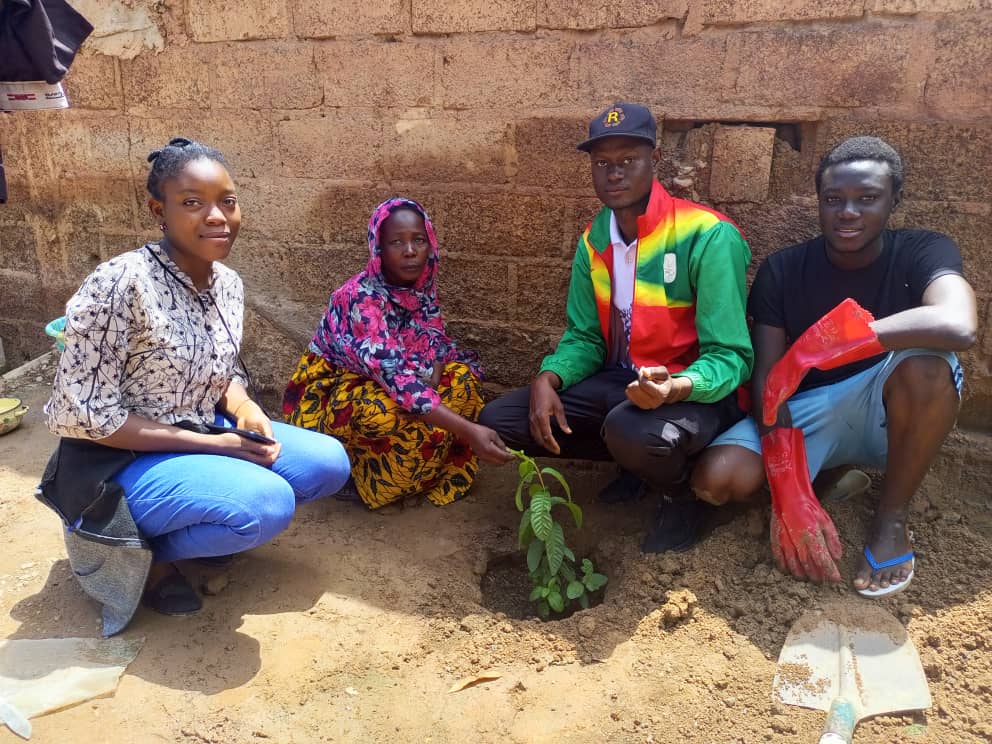 Burkina/Environnement : L’association VIIM offre 200 plants à des ménages du quartier Nonsin de Ouagadougou