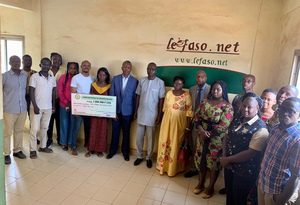 Burkina /Médias : Le directeur général de la CNSS a remis officiellement son chèque de meilleur employeur de l’année 2022 à Lefaso.net 