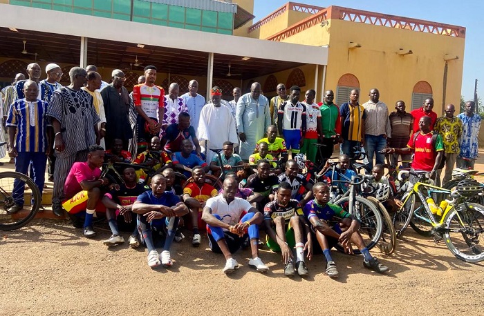 Tour du Faso : Les Étalons cyclistes sollicitent les bénédictions du Moogho Naaba Baongho
