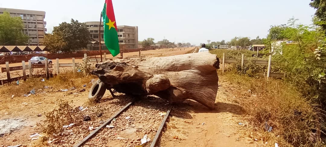 Burkina/ Chemin de fer : Des commerçants bloquent la voie ferrée à Ouagadougou pour exiger que le train de voyageurs desserve Abidjan