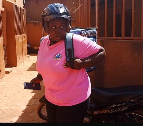 Ouagadougou/Entrepreneuriat féminin : Aïda Bélemtougri, jeune fille déscolarisée qui a choisi d’entreprendre dans la livraison