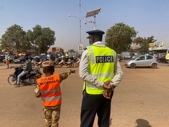 Ouagadougou : Des enfants régulent la circulation et sensibilisent à la sécurité routière