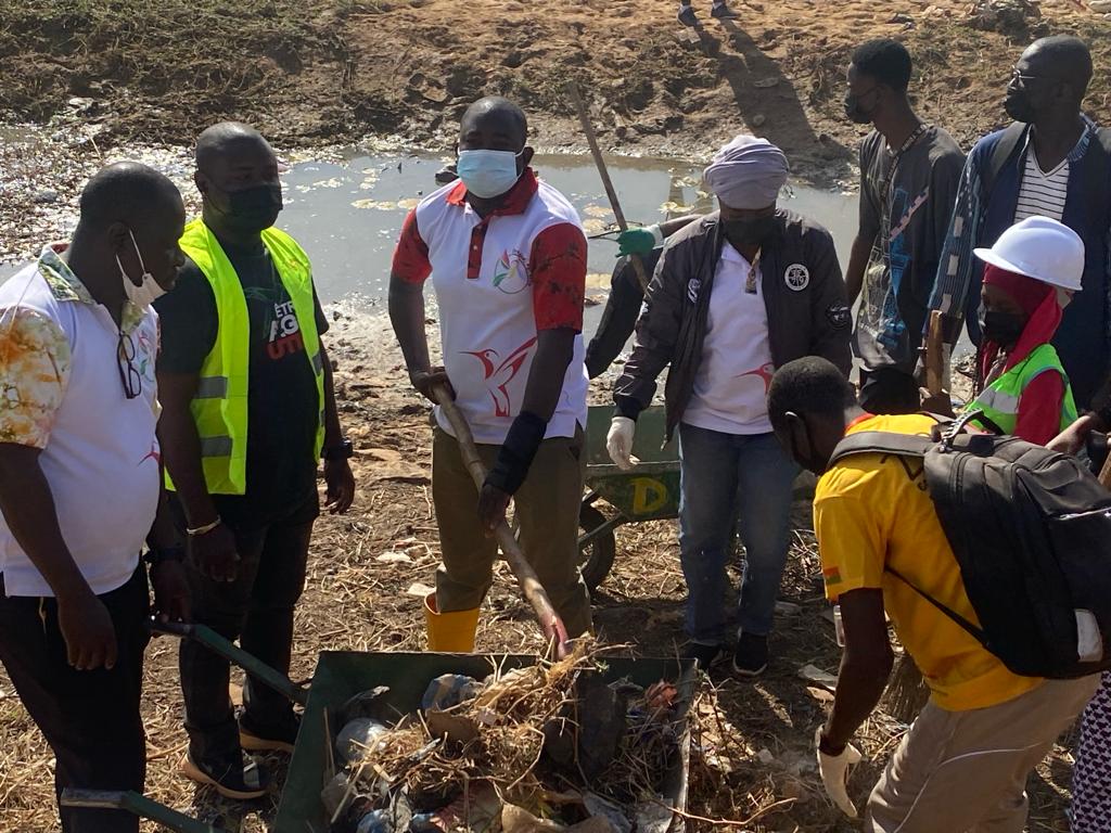 Ouagadougou / Assainissement : L’association « Être utile, agir utile » débarrasse le pont de Boulmiougou de ses ordures