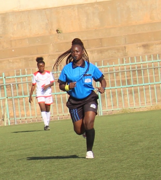 Burkina/Sport : De footballeuse à arbitre, le parcours inspirant de Safiatou Séré dans « un milieu d’hommes »