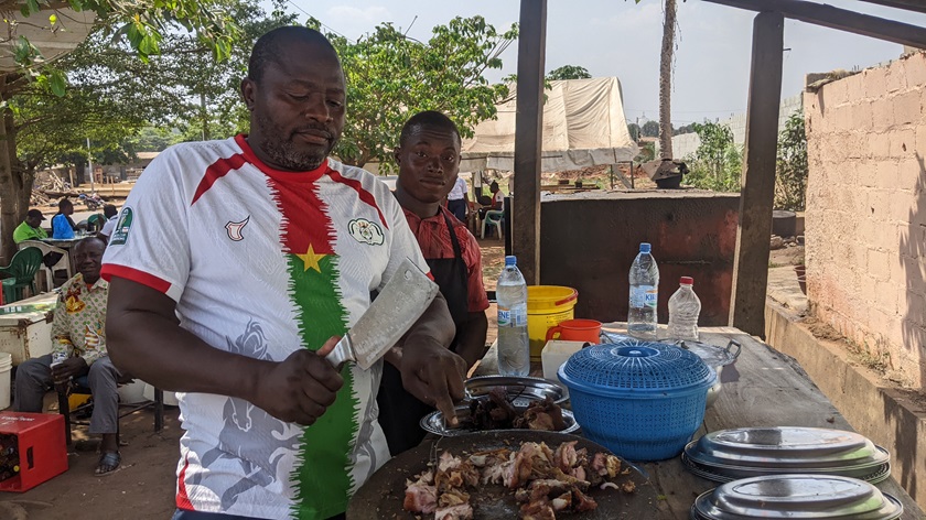 Modeste Bationo : Le vendeur du porc au four made in Burkina qui ravit les palais à Yamoussoukro