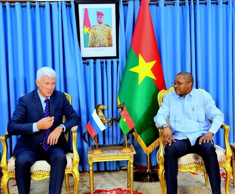 Coopération Burkina Faso-Fédération de Russie : Leurs Excellences Karamoko Jean Marie TRAORE et Alexey SALTYKOV  passent en revue les dossiers de coopération.