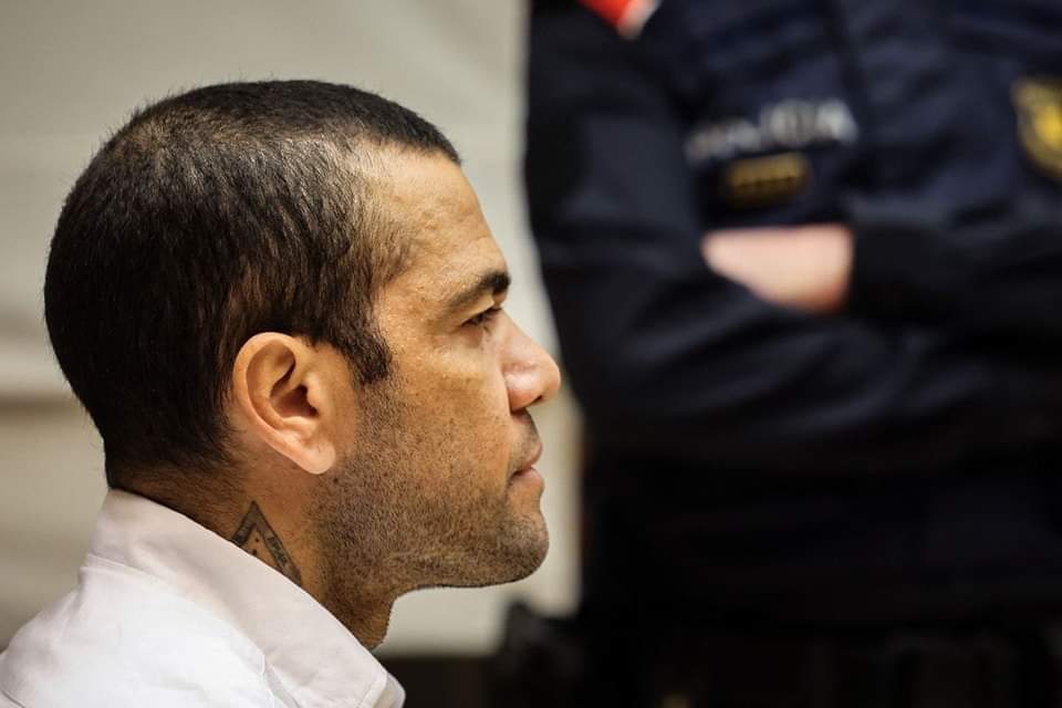 Justice : L’ancien footballeur brésilien, Daniel Alves, condamné à quatre ans et demi de prison pour viol