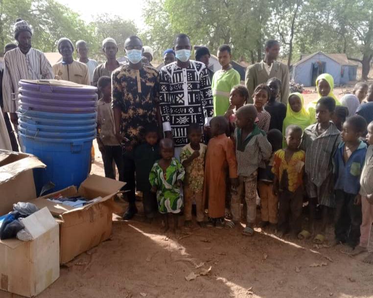 Ouagadougou : Le Mouvement burkinabè pour la démocratie fait un don aux personnes déplacées du quartier Patte-d’oie