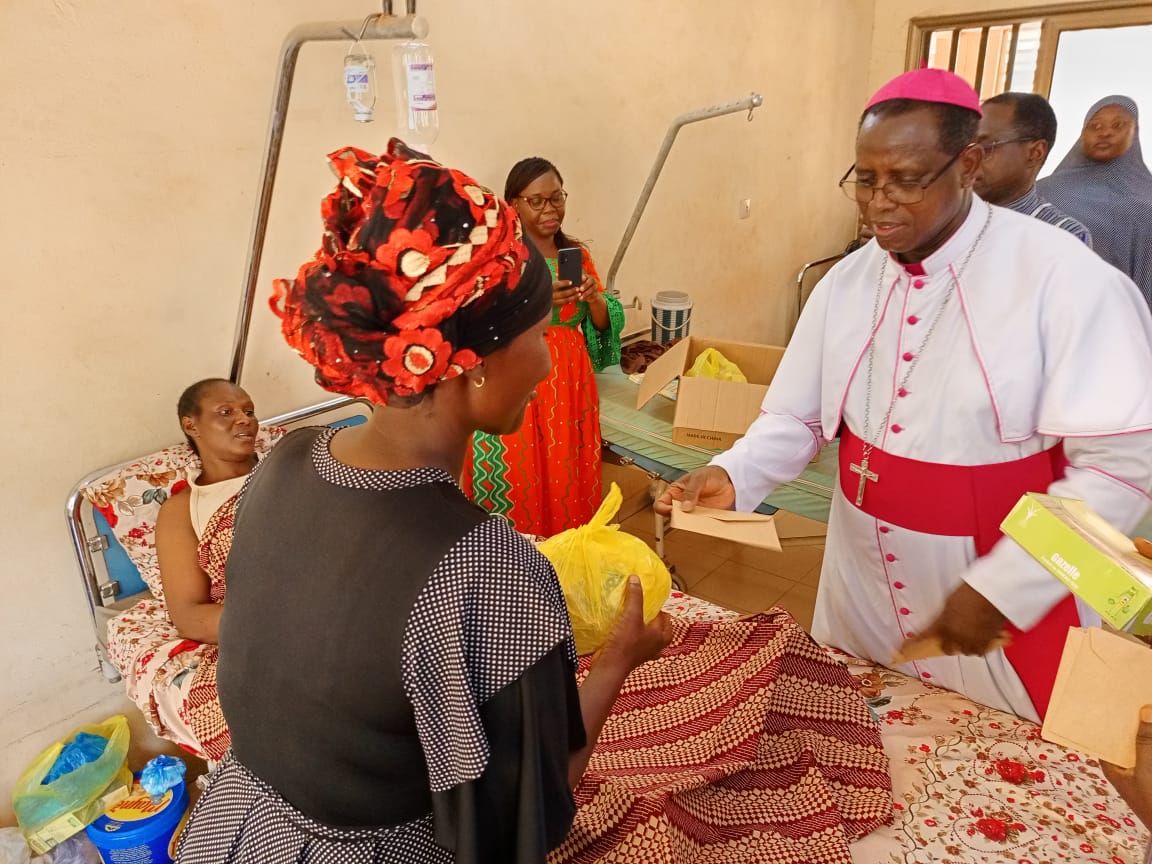 Burkina/Pâques 2024 : Mgr Prosper Kontiébo en communion avec les malades de l’hôpital Paul VI