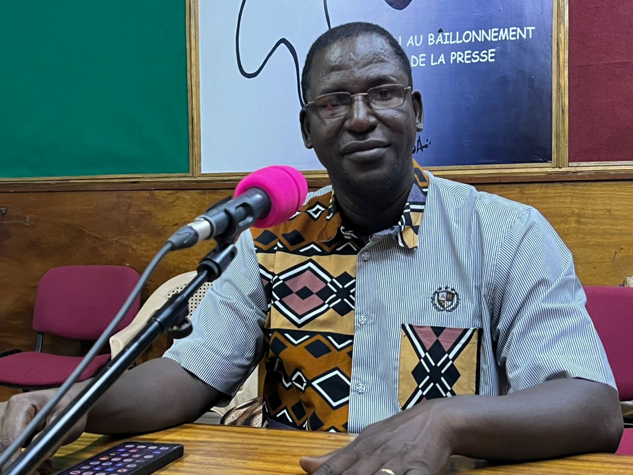 Burkina / Média : Le chroniqueur Charles Kiendrébéogo exhorte les journalistes à écrire des livres au soir de leur carrière 