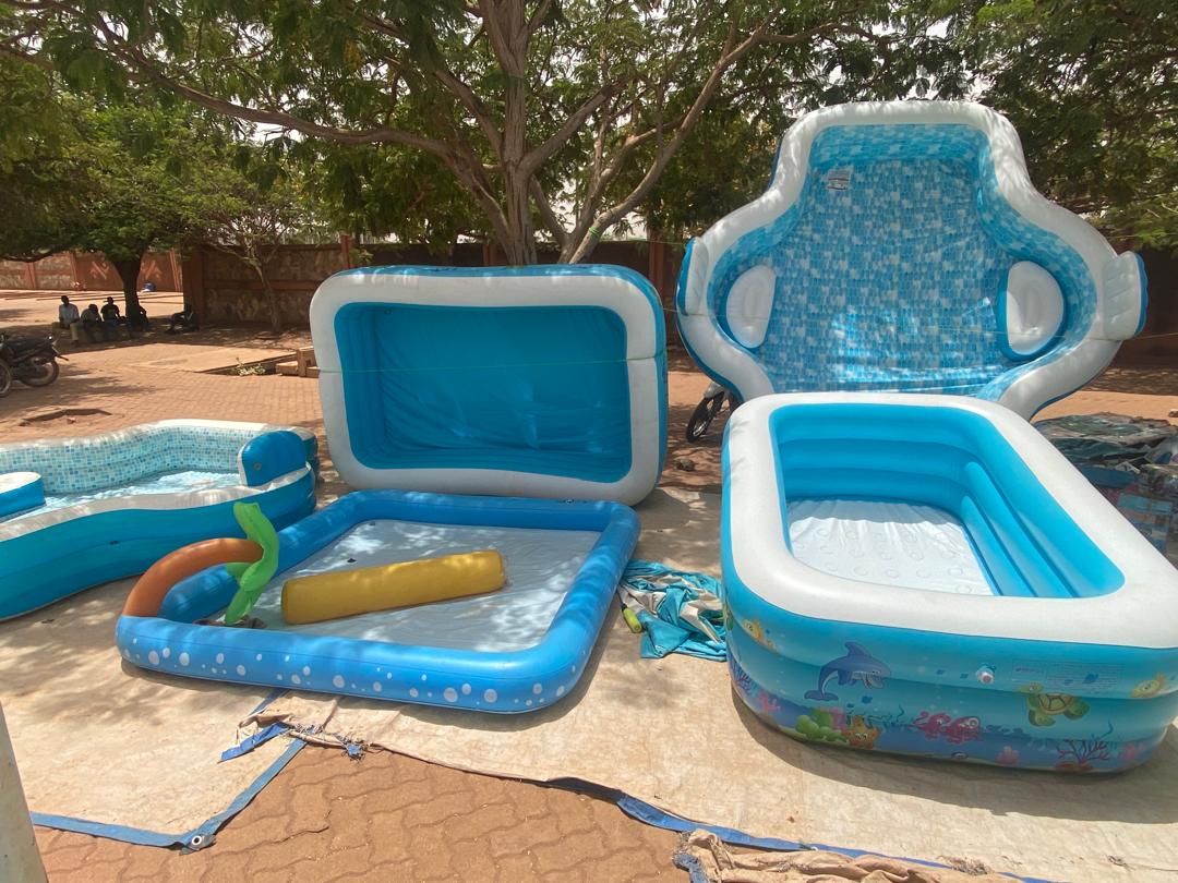 Burkina : La canicule, une opportunité pour les vendeurs de piscines gonflables 