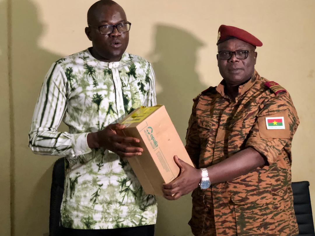 Burkina : Le ministère de l’Économie fait don de consommables médicaux à l’hôpital militaire Capitaine Halassane Coulibaly
