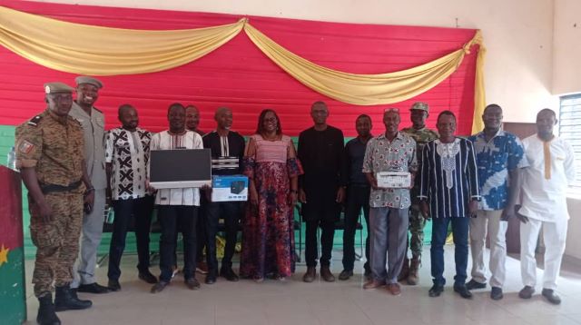 Burkina/Digitalisation : Le gouvernement remet du matériel informatique à la commune rurale de Komki Ipala