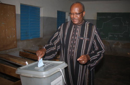 Elections couplées Législatives-Municipales 2012 : des électeurs refusent que le président de l’Assemblée nationale vote avant eux