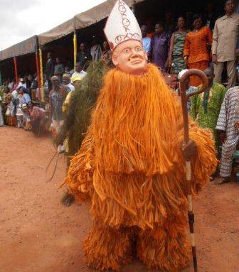 Richesse culturelle :   Un masque à l’effigie du pape  François à Bobo-Dioulasso