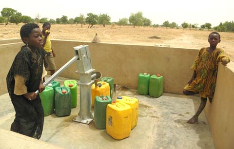Accès à l’eau potable en milieu rural au Burkina : Acteurs du public et du privé se parlent à Ouaga pour renforcer les services
