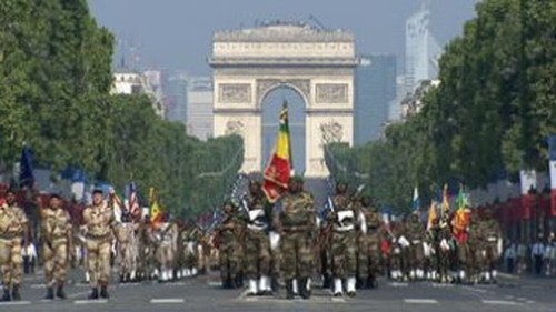  Mali 2013 : Défilé de la « victoire » à… Paris. Kidal attendra.