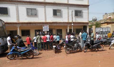 Cités universitaire de Bobo :Des étudiants manifestent contre l’interruption de la restauration