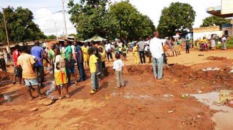 Secteur 21 de Bobo-Dioulasso : des riverains bloquent la circulation avec la boue pour se faire entendre par les autorités