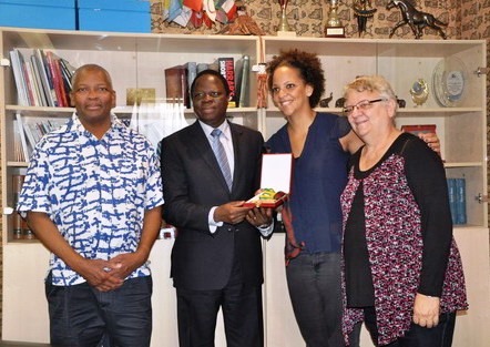 ATHLETISME : Laetitia Bambara présente sa médaille d’or à l’ambassadeur Eric Tiaré 