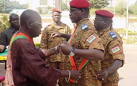 Yacouba Isaac Zida a été élevé à la dignité de Grand-Croix de l’Ordre national