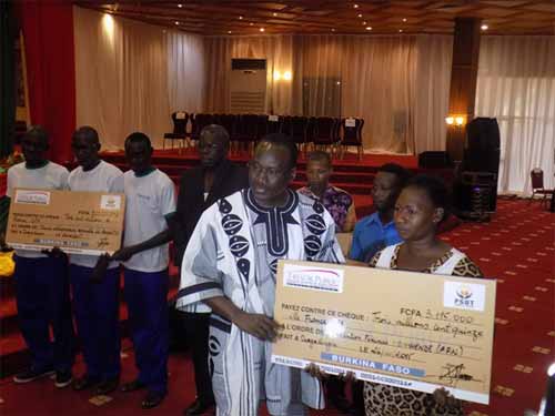 PSUT : Les premiers bénéficiaires reçoivent leurs chèques