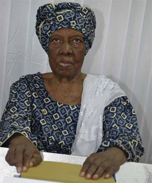 Jacqueline Ki-Zerbo, la veuve du Pr Joseph Ki-Zerbo, est décédée ce mardi 15 décembre 20150 à 82 ans, en fin de matinée à Ouagadougou, des suites de maladie. Le 25 octobre 2015 (ici sur la photo), elle était à la cérémonie de sortie de la 8e promotion du Camilianum à Ouagadougou, baptisée du nom de son beau-père, Simon Alfred Diban Ki-Zerbo.