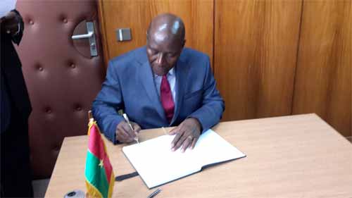 Ambassade du Burkina en Côte d’Ivoire : Le Premier ministre ivoirien signe le livre de condoléances au gouvernement et au peuple burkinabè
