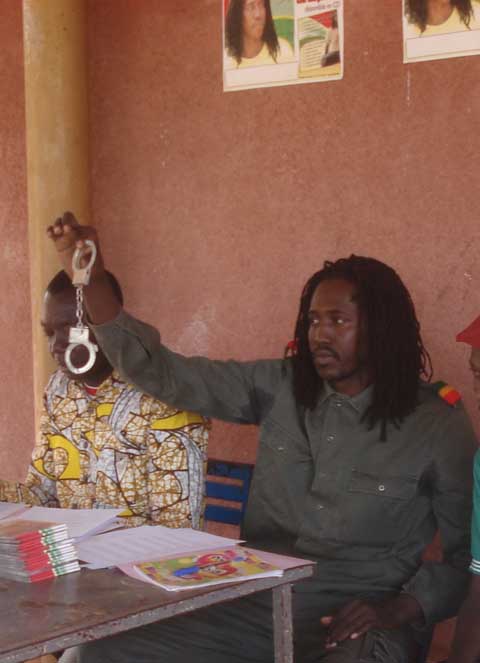 Almamy KJ, artiste musicien : « Au Burkina, pour passer à la soupe du diable, il faut tenir un gros balai »
