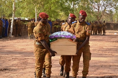 Attaque de Nassoumbou : En images la cérémonie d’hommage et d’inhumation des 12 soldats tués 