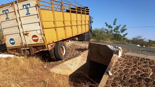 Axe Dédougou-Nouna : Un camion renversé entre Bourasso et Bossi  constitue un gros danger pour les usagers