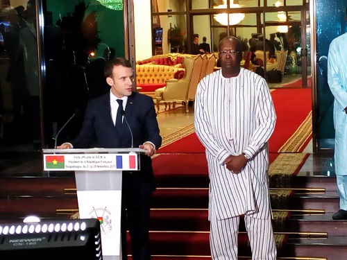 Le président Macron à Ouagadougou : « Le Burkina, c’est aussi un emblème de l’aspiration démocratique de la jeunesse africaine… »