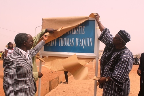 Baptême de rue : La mairie de Saaba honore l’Université Saint Thomas d’Aquin 