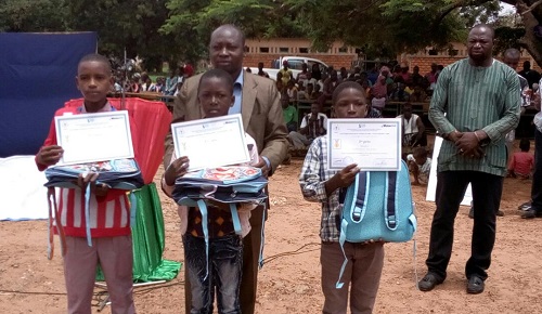 Concours interscolaire « École propre » : les lauréats reçoivent leurs prix à Péni