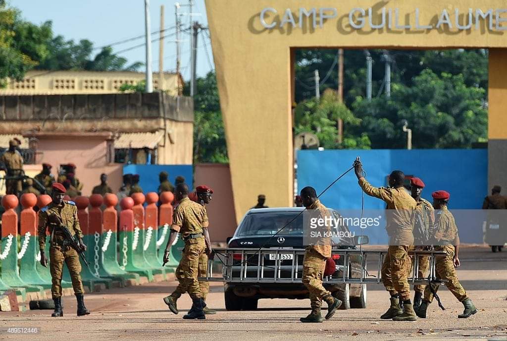 Ouagadougou : Un automobiliste arrêté après avoir tenté de forcer les barrières du camp Guillaume